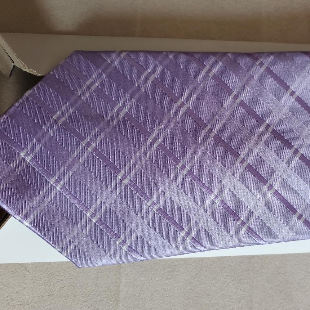 DKNY MENS 100% SILK PURPLE LAVENDER TIE